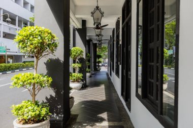 Singapur 'un Çin Mahallesi' nde tente kafeleri ve dükkanları olan geleneksel cadde
