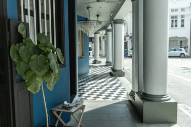 Singapur 'un Çin Mahallesi' nde tente kafeleri ve dükkanları olan geleneksel cadde