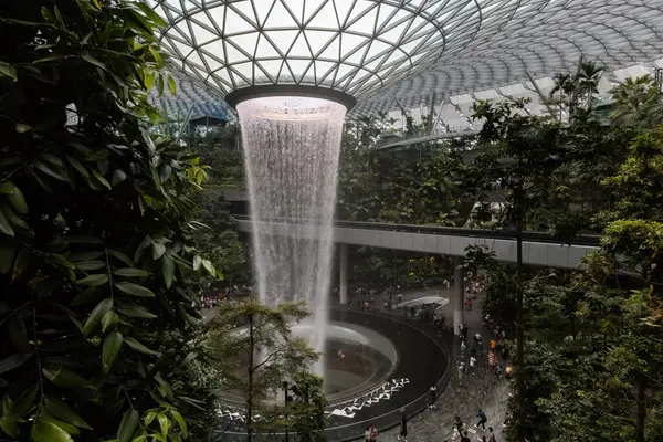 Singapur havaalanında Jewel Yağmur Girdabı Şelalesi