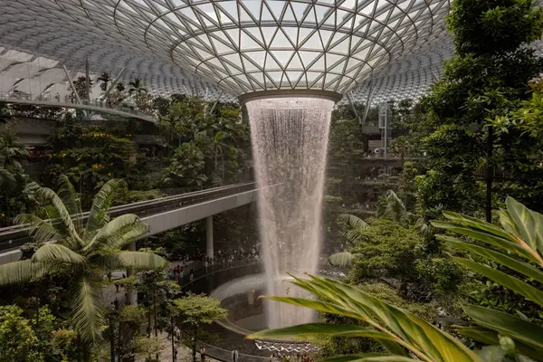 Singapur havaalanında Jewel Yağmur Girdabı Şelalesi