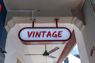 Neon levhada caddenin kemer yolundaki Vintage yazıyor.