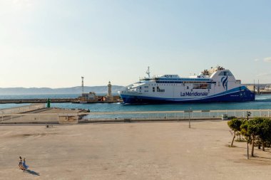 Marsseille Fransa 'daki eski limana giren yolcu gemisi.