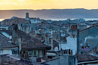 Eski Marsilya 'nın günbatımı manzaralı çatıları fayanslı eski evleri Fransa