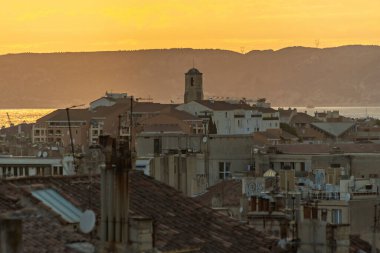 Eski Marsilya 'nın günbatımı manzaralı çatıları fayanslı eski evleri Fransa