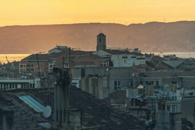 Eski Marsilya 'nın günbatımı manzaralı çatıları fayanslı eski evleri Fransa