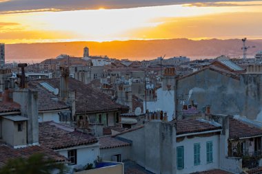 Eski Marsilya 'nın günbatımı manzaralı çatıları fayanslı eski evleri Fransa