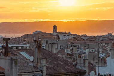 Eski Marsilya 'nın günbatımı manzaralı çatıları fayanslı eski evleri Fransa