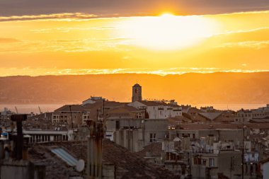 Eski Marsilya 'nın günbatımı manzaralı çatıları fayanslı eski evleri Fransa