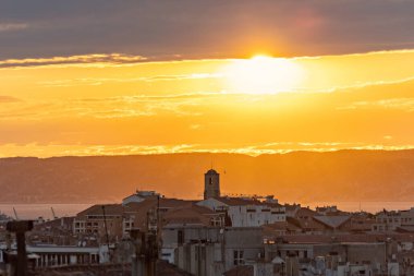 Eski Marsilya 'nın günbatımı manzaralı çatıları fayanslı eski evleri Fransa