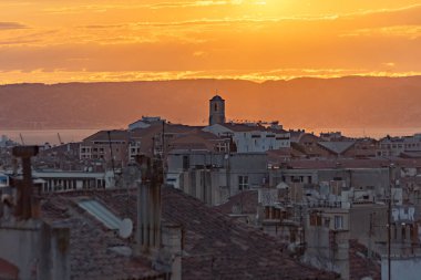 Eski Marsilya 'nın günbatımı manzaralı çatıları fayanslı eski evleri Fransa