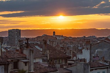 Eski Marsilya 'nın günbatımı manzaralı çatıları fayanslı eski evleri Fransa