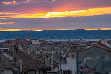 Eski Marsilya 'nın günbatımı manzaralı çatıları fayanslı eski evleri Fransa