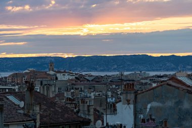 Eski Marsilya 'nın günbatımı manzaralı çatıları fayanslı eski evleri Fransa