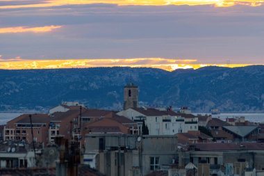 Eski Marsilya 'nın günbatımı manzaralı çatıları fayanslı eski evleri Fransa