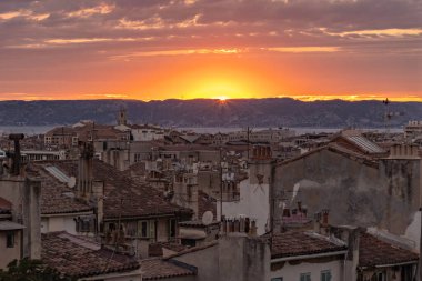 Eski Marsilya 'nın günbatımı manzaralı çatıları fayanslı eski evleri Fransa