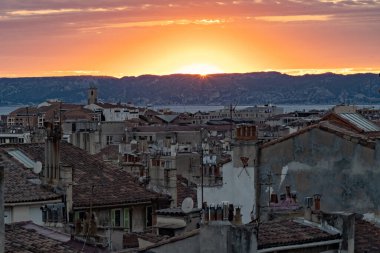 Eski Marsilya 'nın günbatımı manzaralı çatıları fayanslı eski evleri Fransa