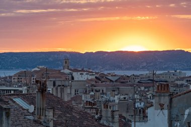 Eski Marsilya 'nın günbatımı manzaralı çatıları fayanslı eski evleri Fransa