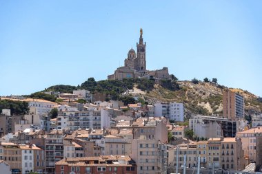 Notre-Dame de la Garde Bazilika Marsilya 'daki Eski Liman manzaralı tepede