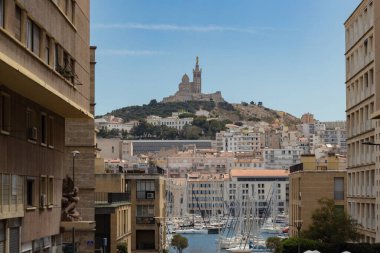 Notre-Dame de la Garde Bazilika Marsilya 'daki Eski Liman manzaralı tepede