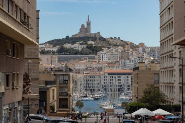 Notre-Dame de la Garde Bazilika Marsilya 'daki Eski Liman manzaralı tepede