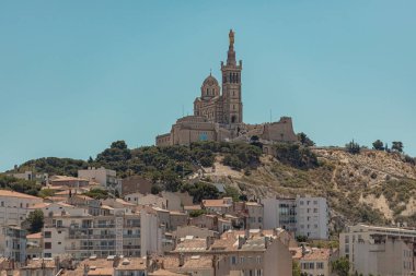Notre-Dame de la Garde Bazilika Marsilya 'daki Eski Liman manzaralı tepede