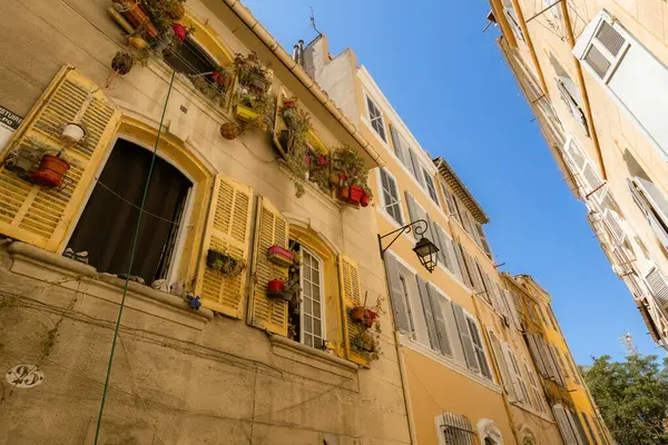 Fransa 'nın Marsilya bölgesindeki Le Panier bölgesinde eski Fransız evleri dar sokaklar