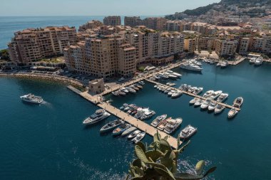 Monako şehrindeki liman, kasaba ve yatların havadan görüntüsü.