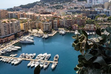 Monako şehrindeki liman, kasaba ve yatların havadan görüntüsü.