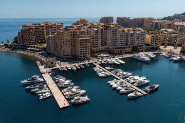Monako şehrindeki liman, kasaba ve yatların havadan görüntüsü.
