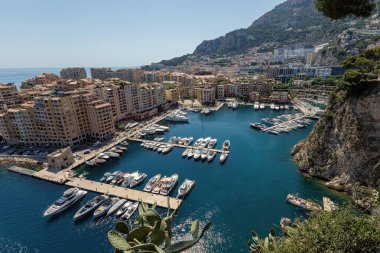 Monako şehrindeki liman, kasaba ve yatların havadan görüntüsü.