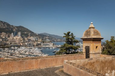 Monako şehrindeki liman, kasaba ve yatların havadan görüntüsü.