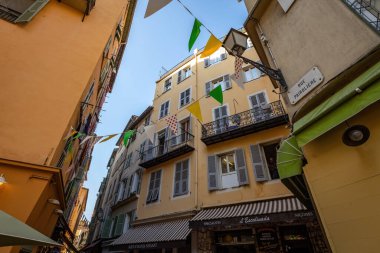 Nice Fransız mimarisinin eski şehir evi Fransa 'nın bayrakları.