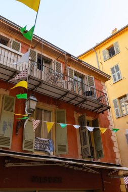 Nice Fransız mimarisinin eski şehir evi Fransa 'nın bayrakları.
