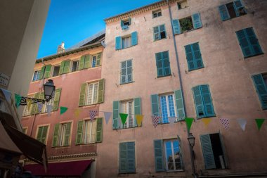 Nice Fransız mimarisinin eski şehir evi Fransa 'nın bayrakları.