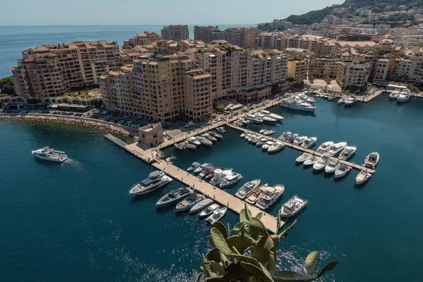 Monako şehrindeki liman, kasaba ve yatların havadan görüntüsü.