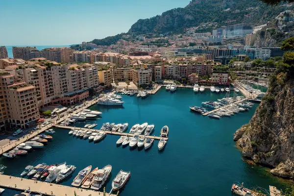 Monako şehrindeki liman, kasaba ve yatların havadan görüntüsü.