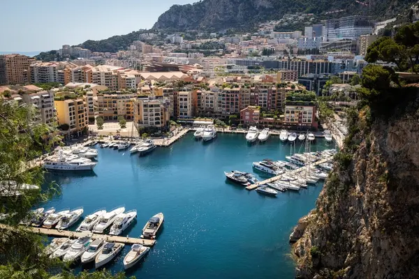 Monako şehrindeki liman, kasaba ve yatların havadan görüntüsü.