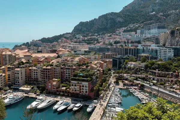 Monako şehrindeki liman, kasaba ve yatların havadan görüntüsü.