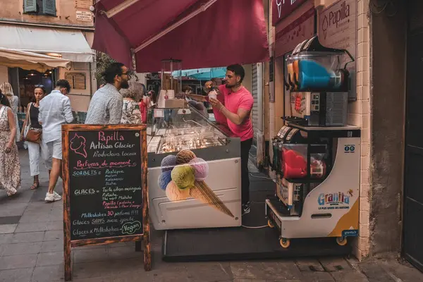 Nice France 'ın eski kasaba caddesinde dondurma tezgahı. Tedarikçi sokakta dondurma satıyor.
