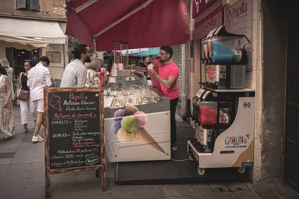 Nice France 'ın eski kasaba caddesinde dondurma tezgahı. Tedarikçi sokakta dondurma satıyor.