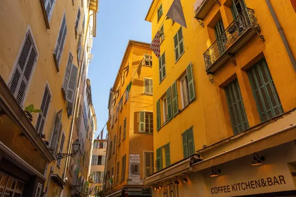 Nice Fransız mimarisinin eski şehir evi Fransa 'nın bayrakları.