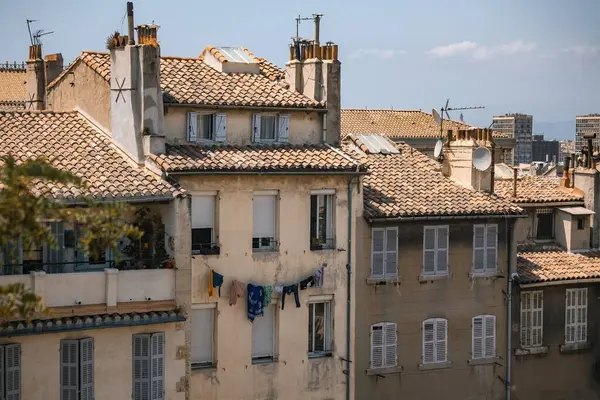 Marsilya, Fransa 'da ipte otantik çamaşırları olan geleneksel Fransız evi cephesi ve fayanslı çatı