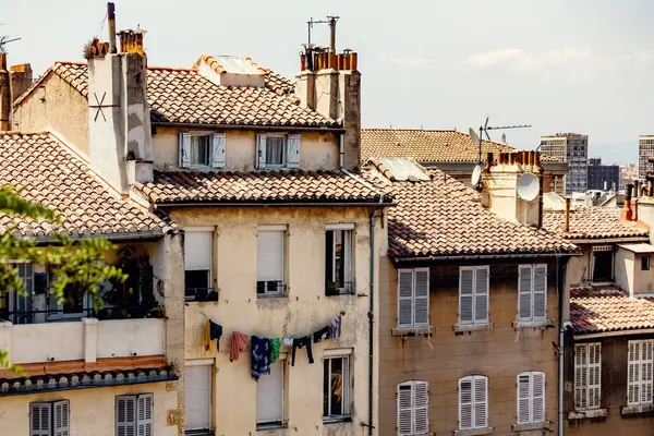 Marsilya, Fransa 'da ipte otantik çamaşırları olan geleneksel Fransız evi cephesi ve fayanslı çatı