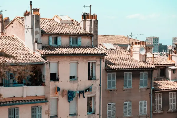 Marsilya, Fransa 'da ipte otantik çamaşırları olan geleneksel Fransız evi cephesi ve fayanslı çatı