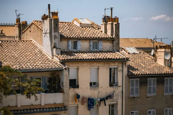Marsilya, Fransa 'da ipte otantik çamaşırları olan geleneksel Fransız evi cephesi ve fayanslı çatı
