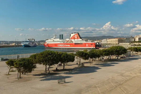 Marsseille Fransa 'daki eski limana giren yolcu gemisi.