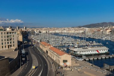Marsseille Limanı 'ndaki tekneler Eski Fransa Limanı manzaralı.