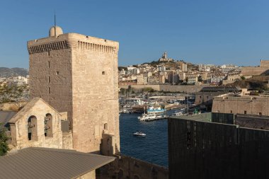 Marsseille Limanı 'ndaki tekneler Eski Fransa Limanı manzaralı.