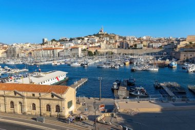 Marsseille Limanı 'ndaki tekneler Eski Fransa Limanı manzaralı.