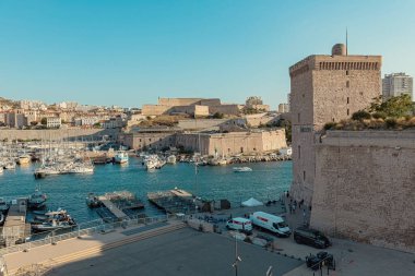 Marsseille Limanı 'ndaki tekneler Eski Fransa Limanı manzaralı.
